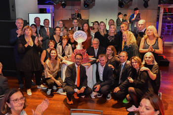 Πλήθος ανθρώπων είναι μαζεμένοι για μια φωτογραφία για να γιρτάσουν τα 20 χρόνια του no finish line